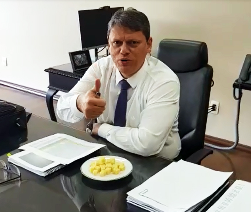 Após conhecer requeijão de Santa Bárbara (BA), ministro Tarcísio de Freitas vira 'garoto-propaganda'